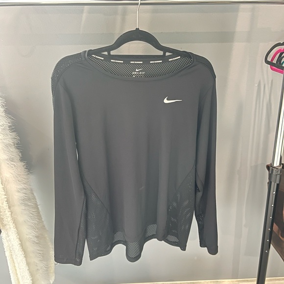 2 Nike running shirts - Picture 4 of 5